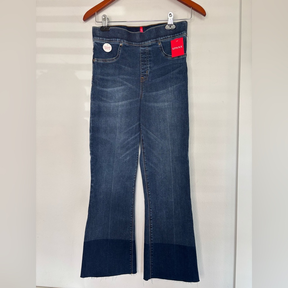 SPANX NWT MEDIUM WASH CROPPED FLARE JEANS SZ SMALL - Picture 2 of 8